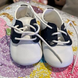 Janie and Jack baby color block crib shoes size 3. Navy/dark blue and white.